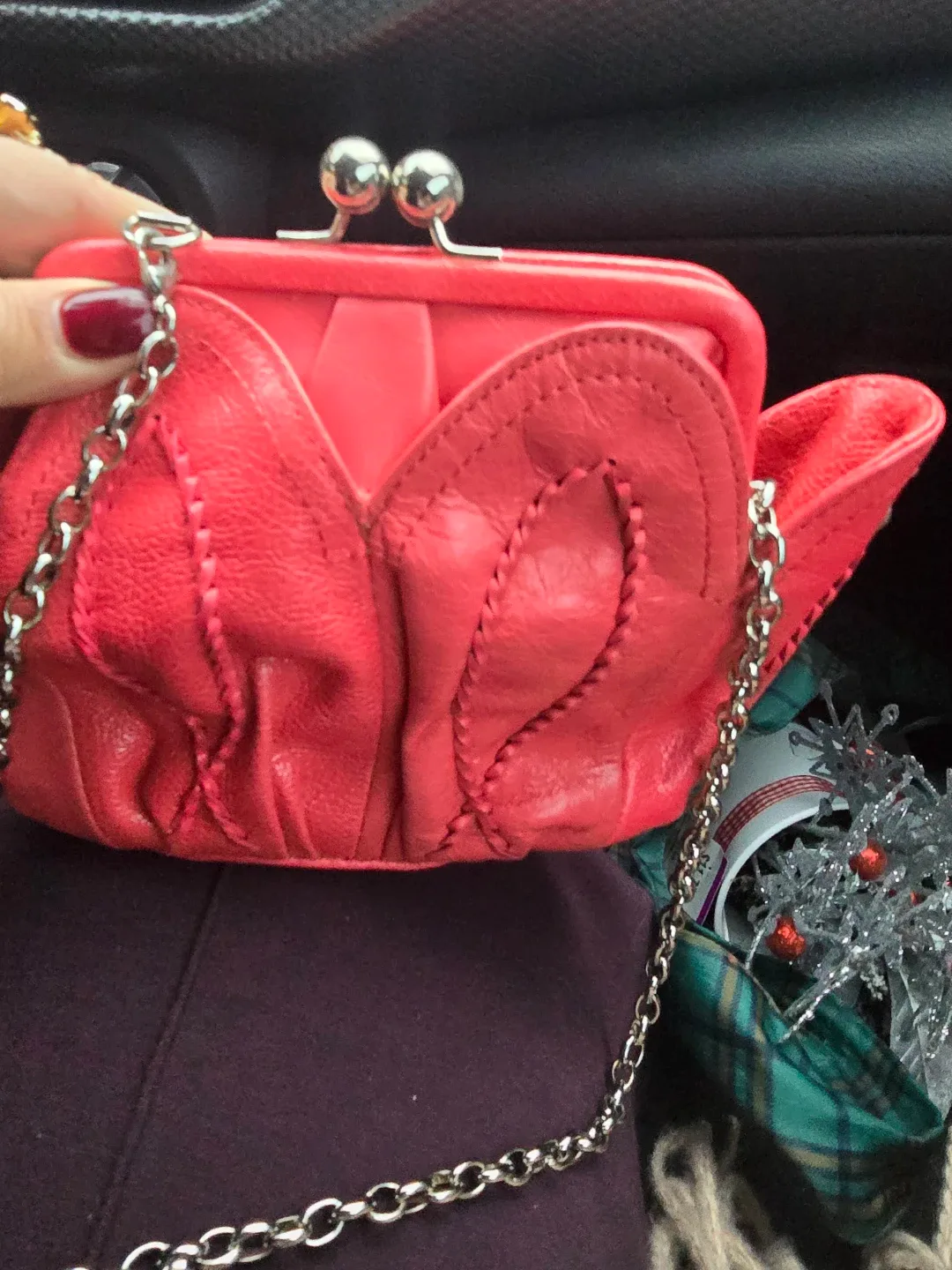 Hobo Red Leather Kisslock Shoulder Bag image indicator(2)