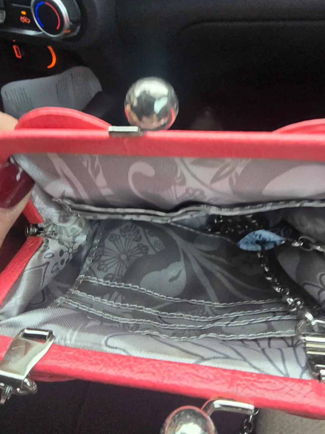 Hobo Red Leather Kisslock Shoulder Bag image indicator(3)