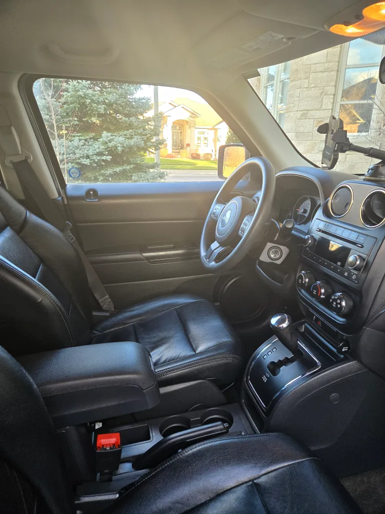 Jeep Patriot - White SUV image indicator(5)