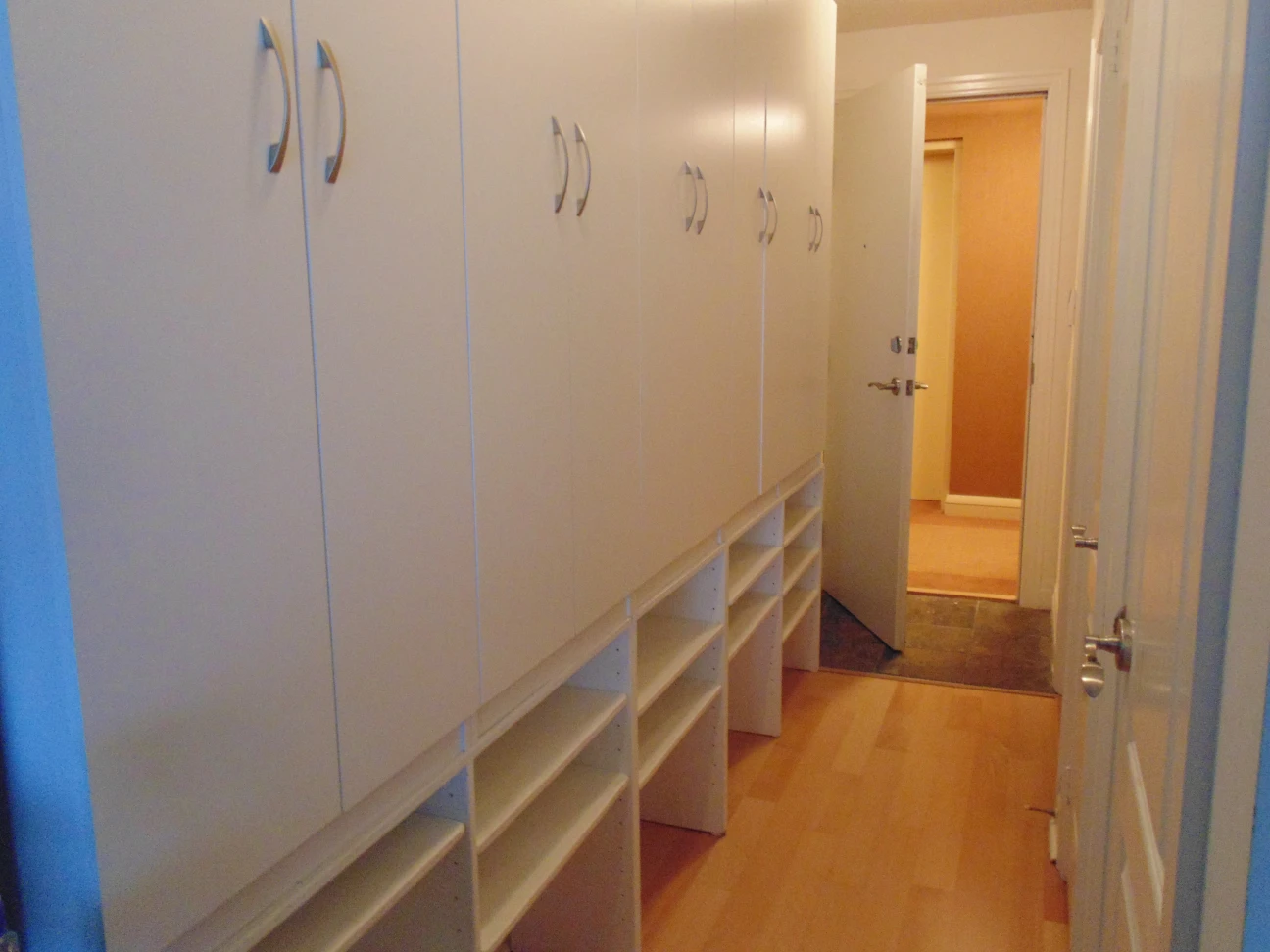 Bachelor/Studio Fully Furnished steps to subway - photo 3