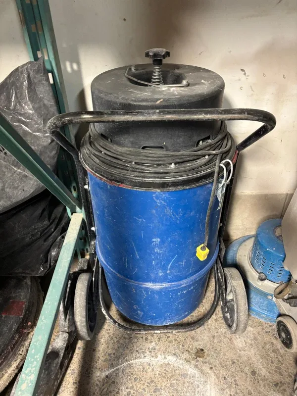 Blue Industrial Wet/Dry Vacuum image indicator(3)