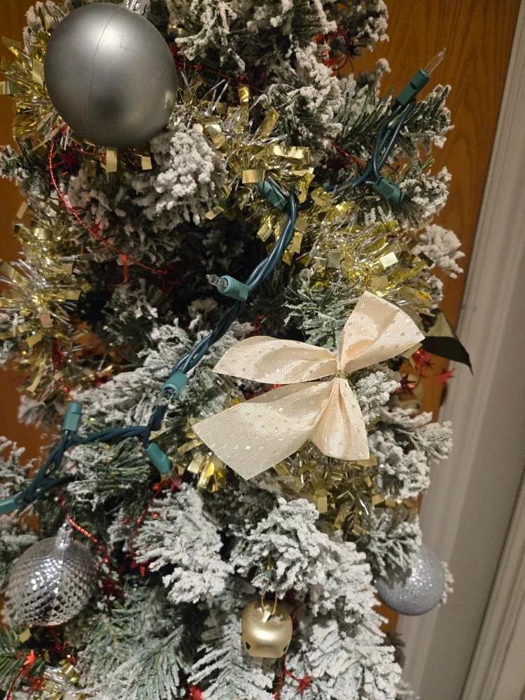 4 ft flocked Christmas Tree image indicator(4)