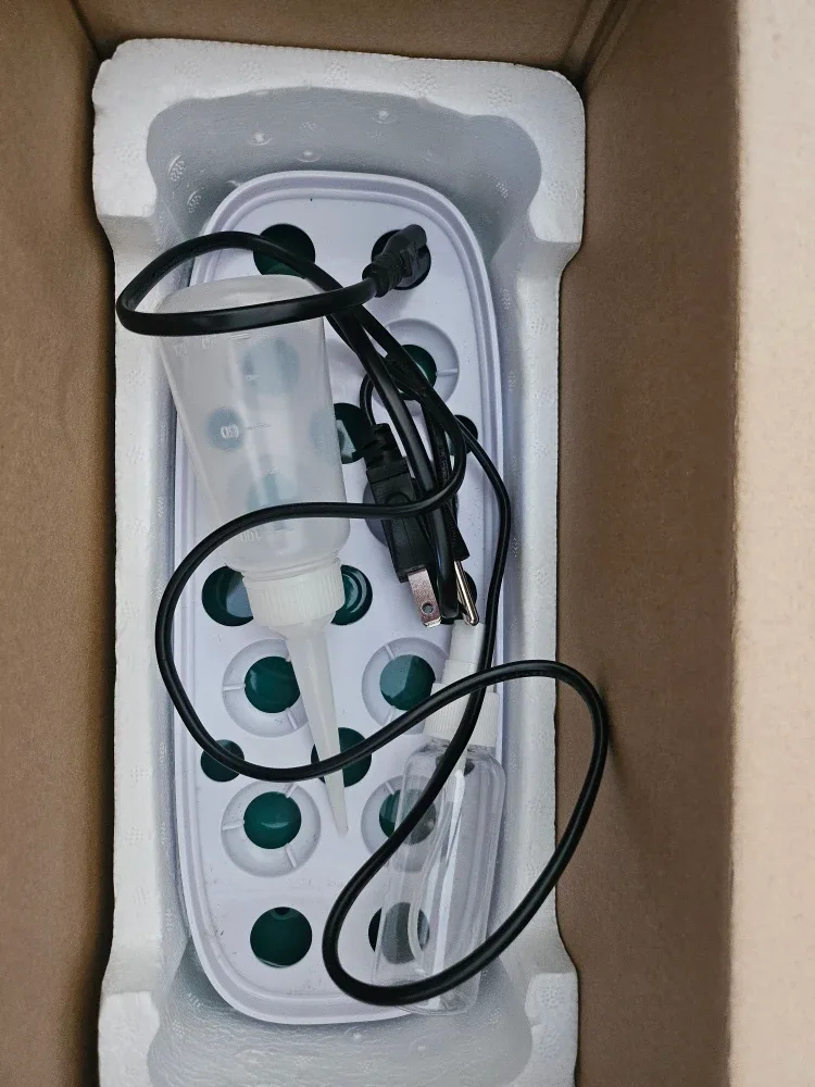 Birstlye 8 Eggs Incubator - New in Box