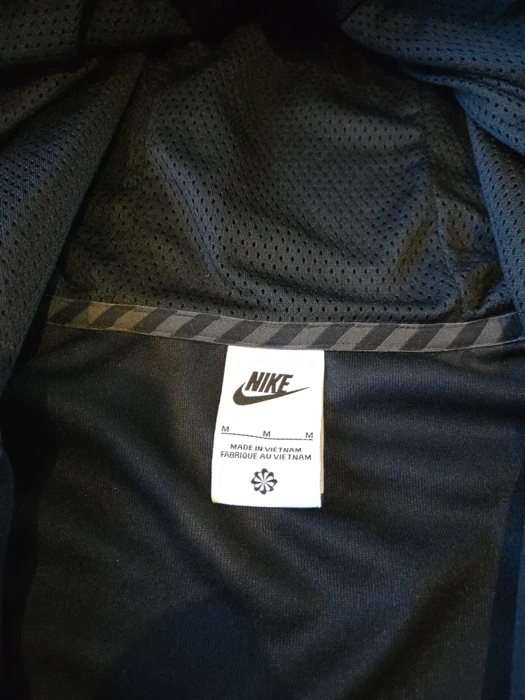 Nike Air Max Full-Zip Hoodie – Size M (Black) image indicator(3)