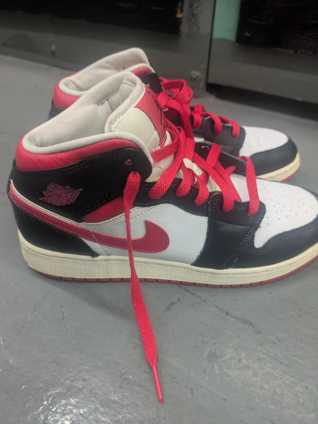 Air Jordan 1 Mid Very Berry Size 7Y image indicator(2)