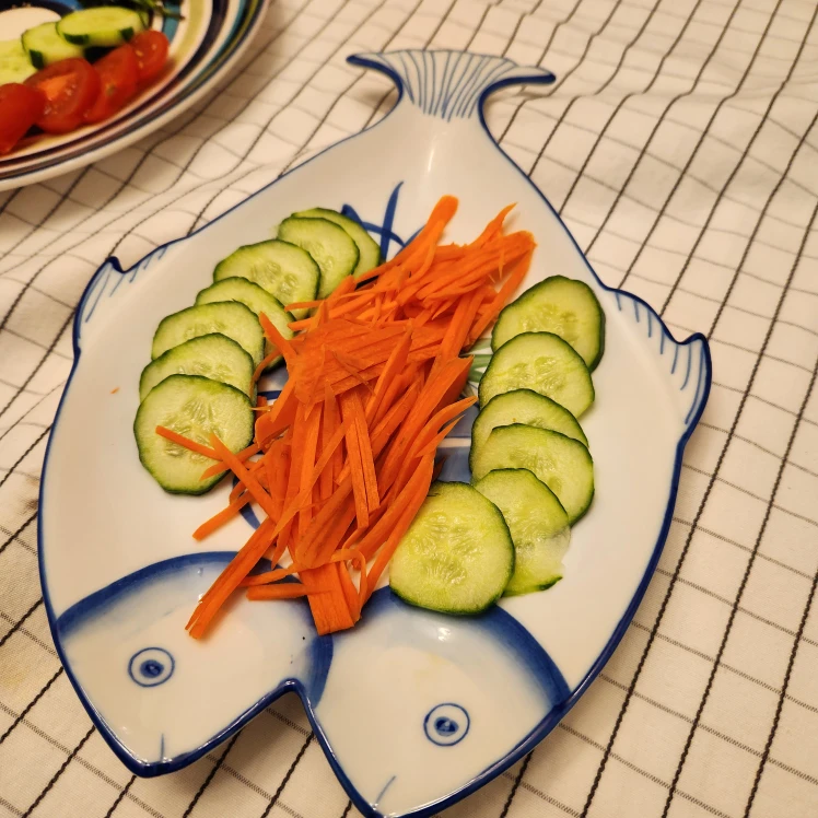 Set of 4 summery plates and platter shaped like a fish - photo 3