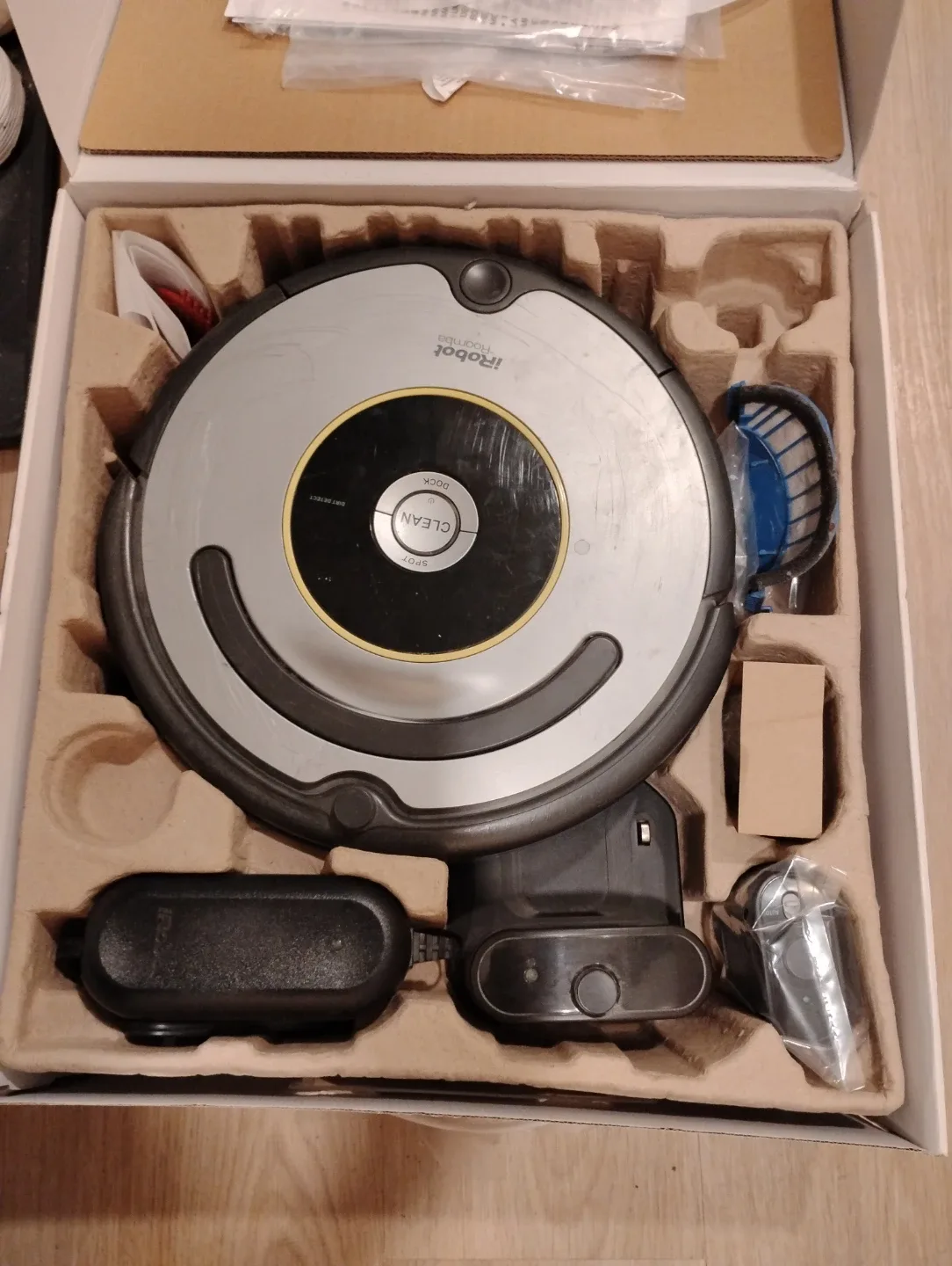 iRobot Roomba 630 Vacuum Cleaning Robot image indicator(2)