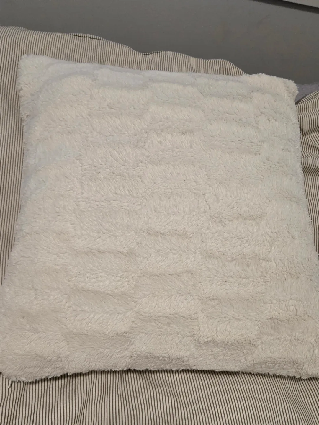 White Cushion & Pink Cushion image indicator(2)