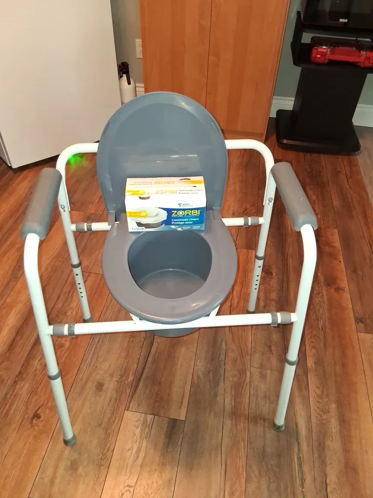 MedPro Defense Commode Chair + ZORBI Liners