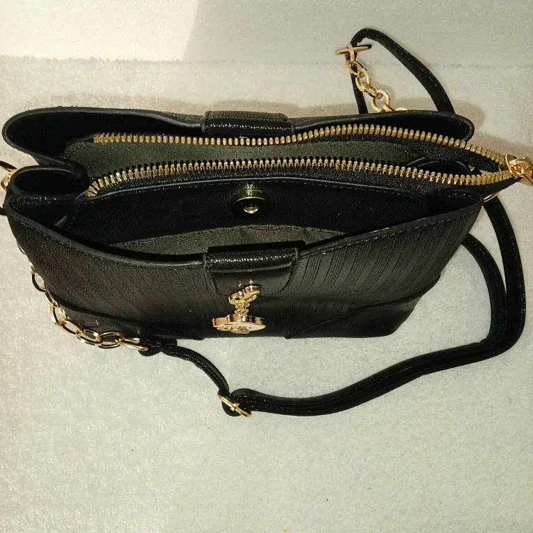 Black Shoulder Bag with Gold Chain image indicator(8)