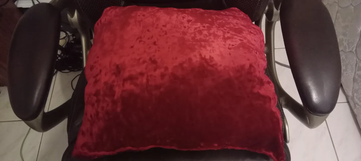 Red Velvet Pillow image indicator(2)