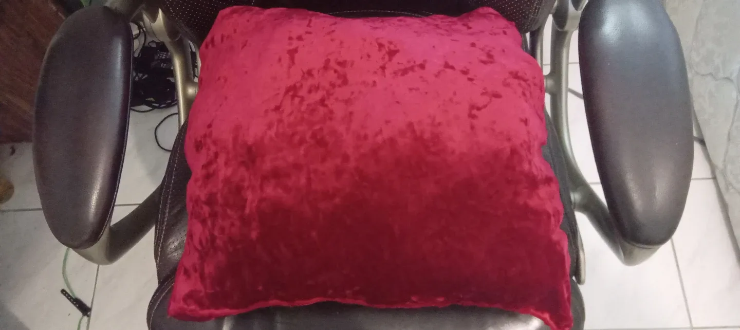 Red Velvet Pillow image indicator(3)