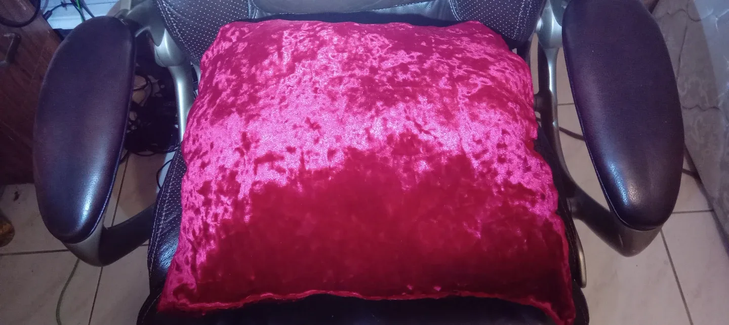 Red Velvet Pillow image indicator(4)