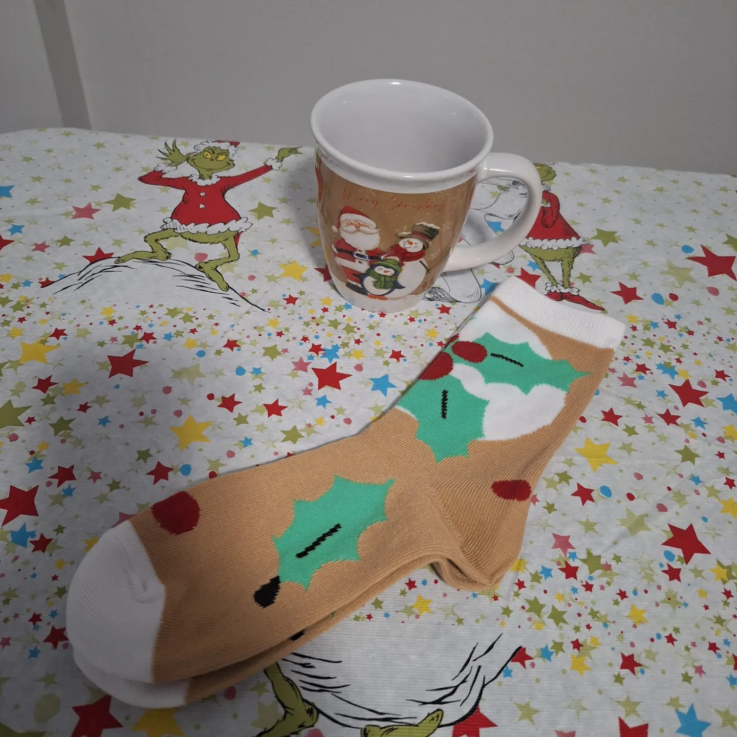 Christmas Mug & Socks Gift Set image indicator(8)