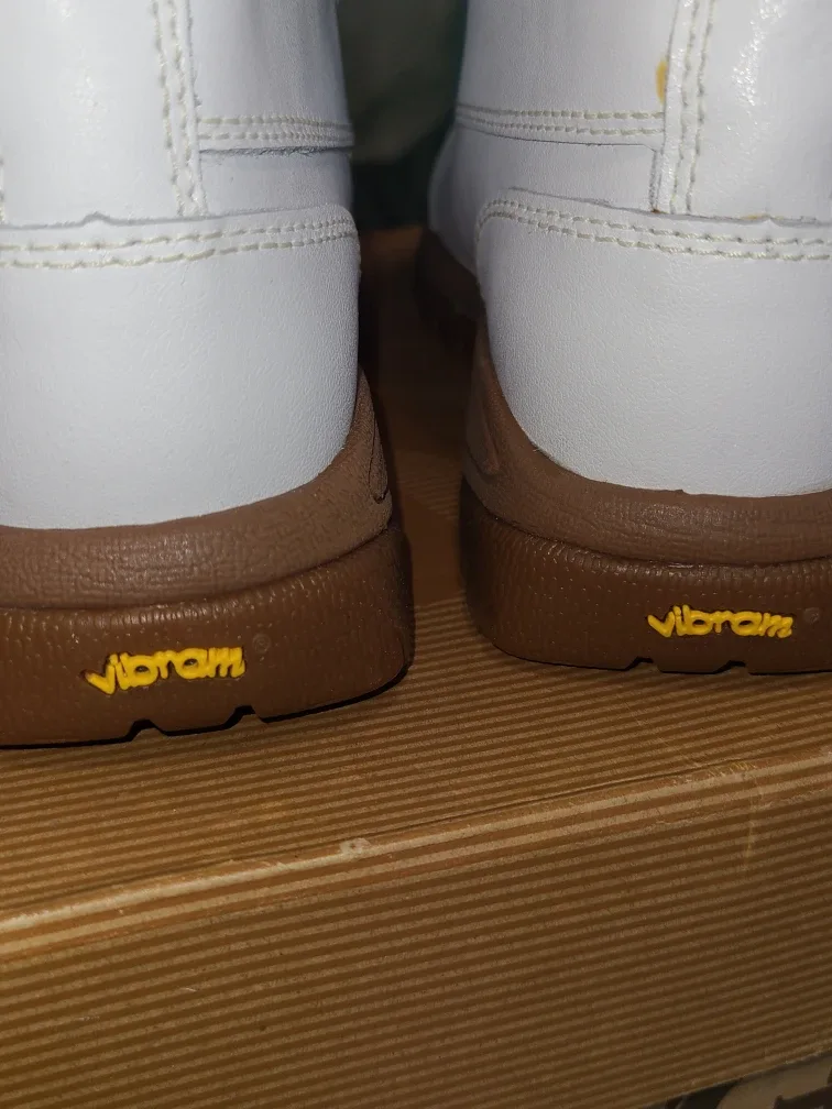 Ugg White Evertt Boot, Size 13in kids. image indicator(3)