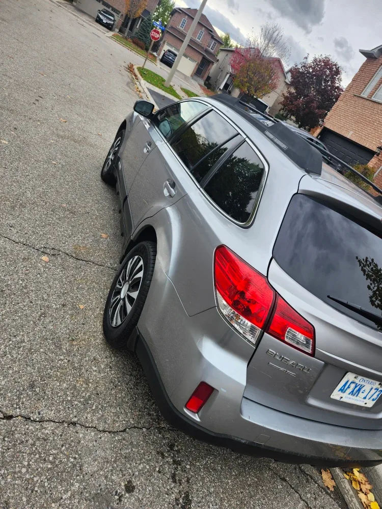 Silver Subaru Outback image indicator(4)