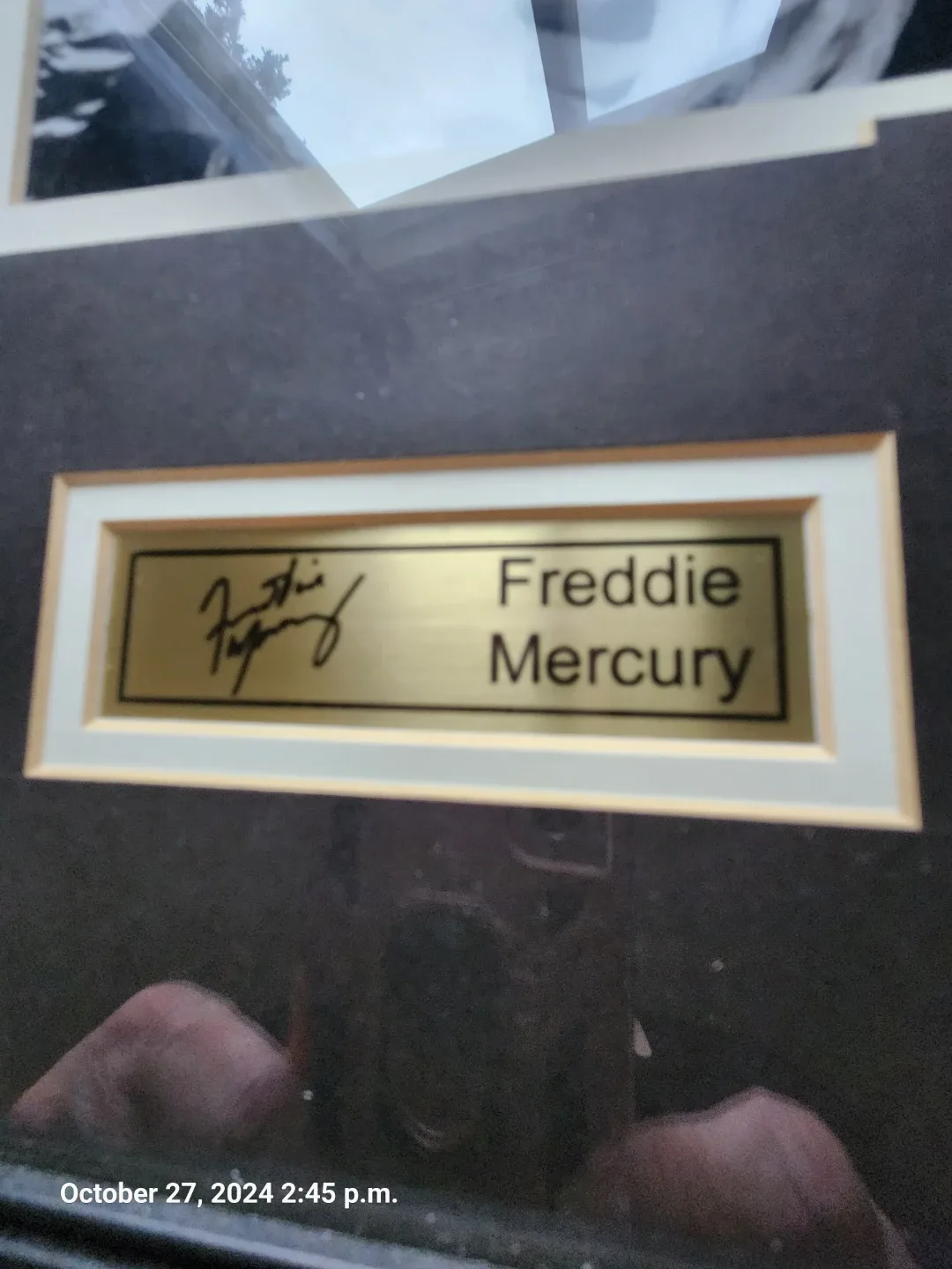 Queen Framed & Signed Photo image indicator(5)