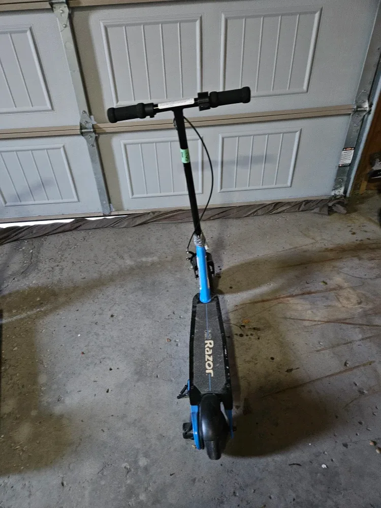 Razor Black Label E100 Electric Scooter image indicator(2)