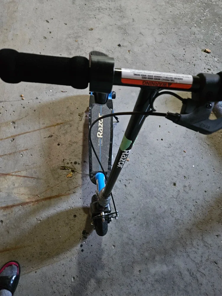 Razor Black Label E100 Electric Scooter image indicator(4)