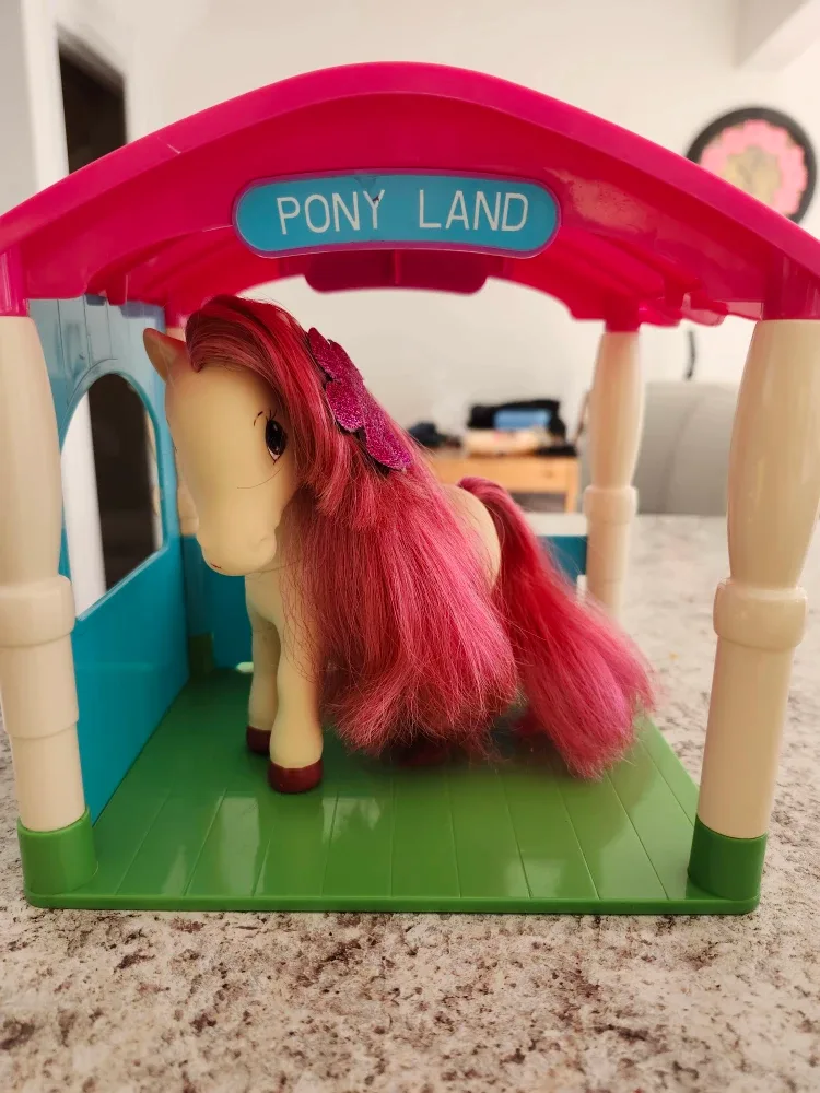 Strawberry Shortcake Berry Pretty Pony toy with Pony Land Stable