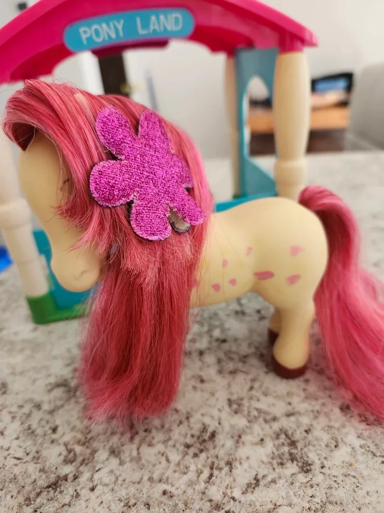 Strawberry Shortcake Berry Pretty Pony toy with Pony Land Stable image indicator(4)