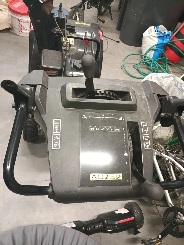 Poulan Pro 24 Inch Snowblower - photo 4