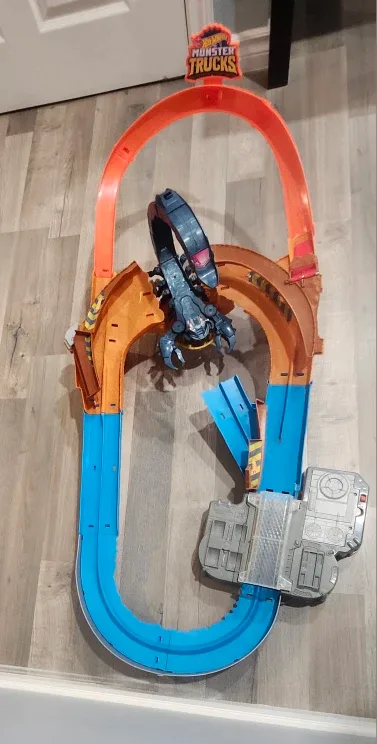 Hot Wheels Monster Trucks Scorpion Raceway