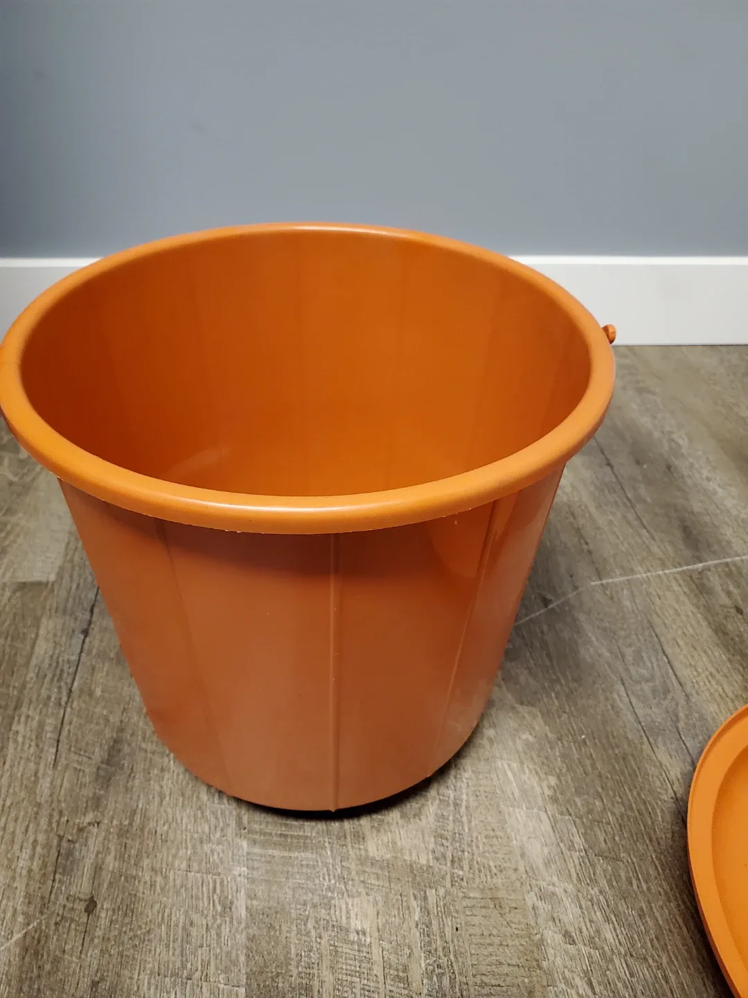 Orange Plastic Bucket with Lid image indicator(4)
