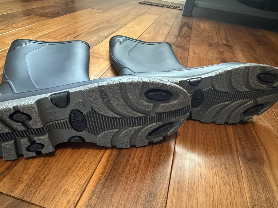 Grey Rubber Rain Boots, kids size 5 image indicator(2)