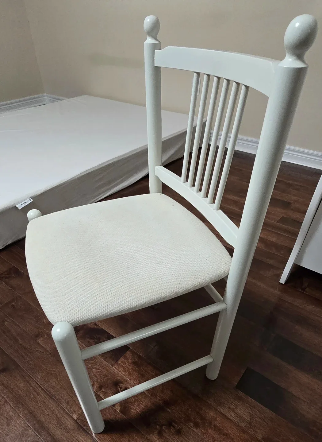 White  Chairs image indicator(2)