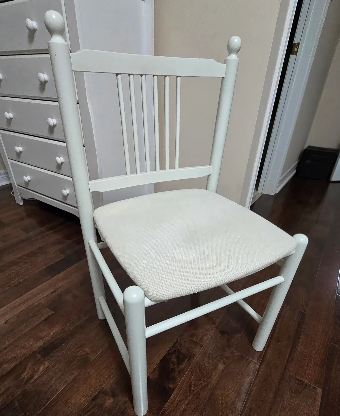 White  Chairs image indicator(4)