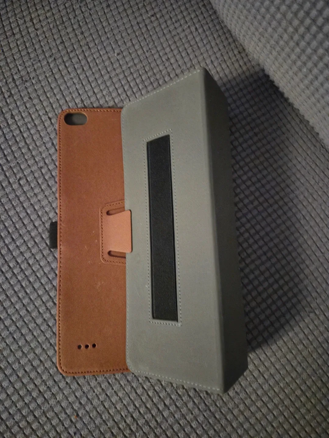 Skinny Dip iPad 2 Flip Case - Melton Wool - Black/Tan image indicator(4)