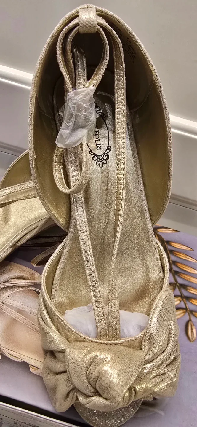 NEW! Girl's Joyfolie Gold Heels! Size 3 - Youth image indicator(3)