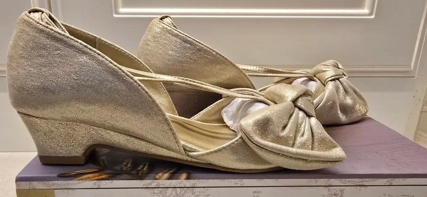 NEW! Girl's Joyfolie Gold Heels! Size 3 - Youth image indicator(4)