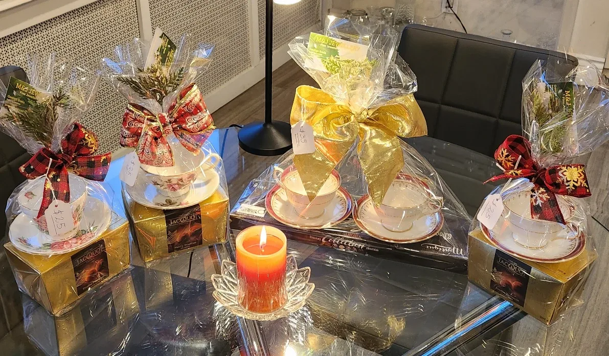 Englis tea cups Jacquot Truffles Gift Set