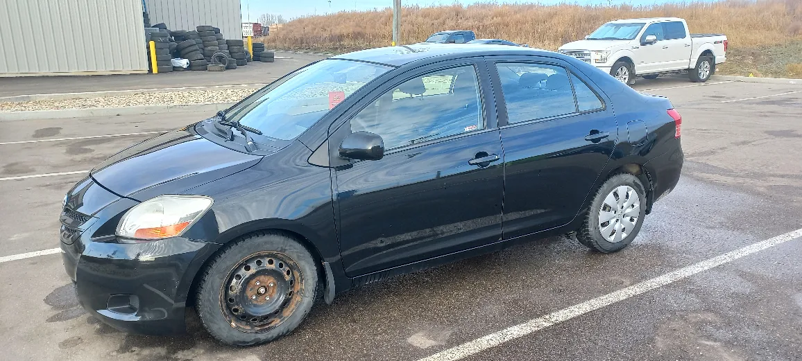 Toyota Yaris - Black Sedan image indicator(4)