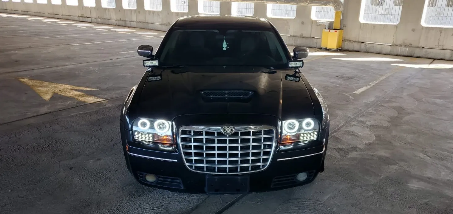 Chrysler 300 Sedan - Black image indicator(2)