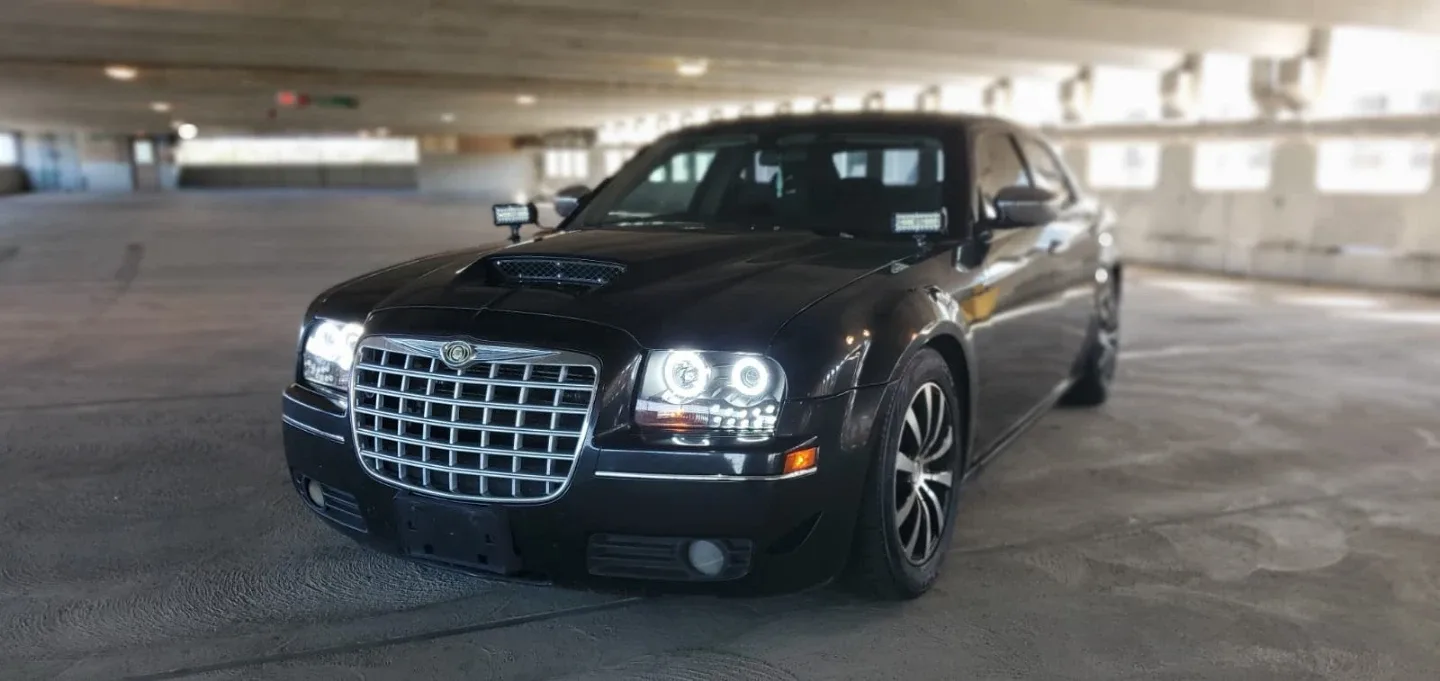 Chrysler 300 Sedan - Black image indicator(3)