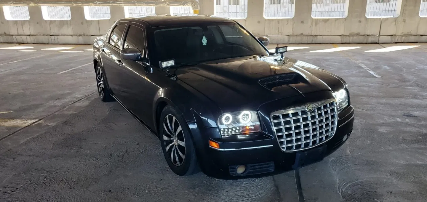 Chrysler 300 Sedan - Black image indicator(4)