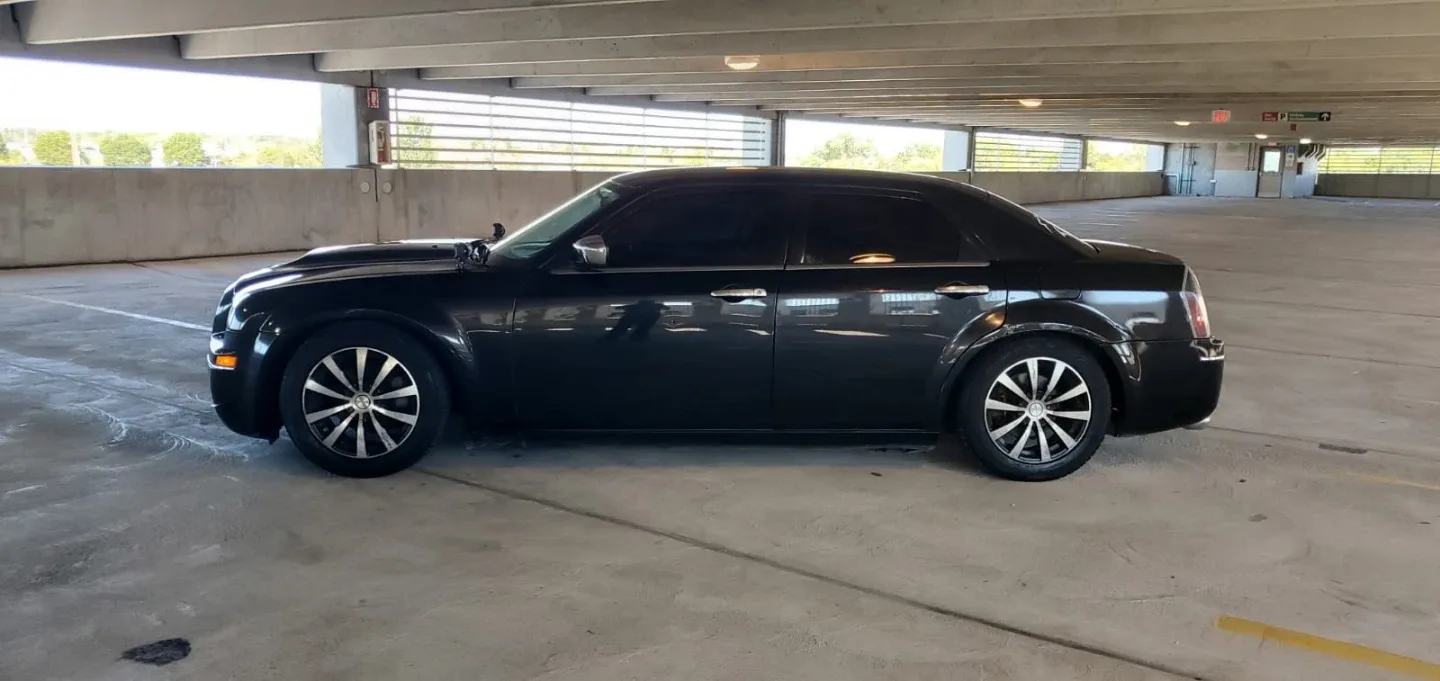 Chrysler 300 Sedan - Black image indicator(6)