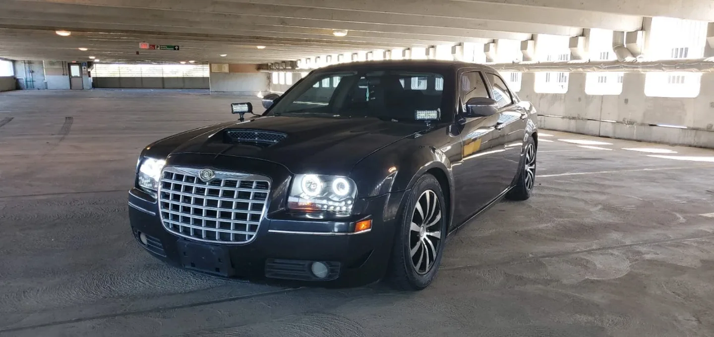 Chrysler 300 Sedan - Black image indicator(7)