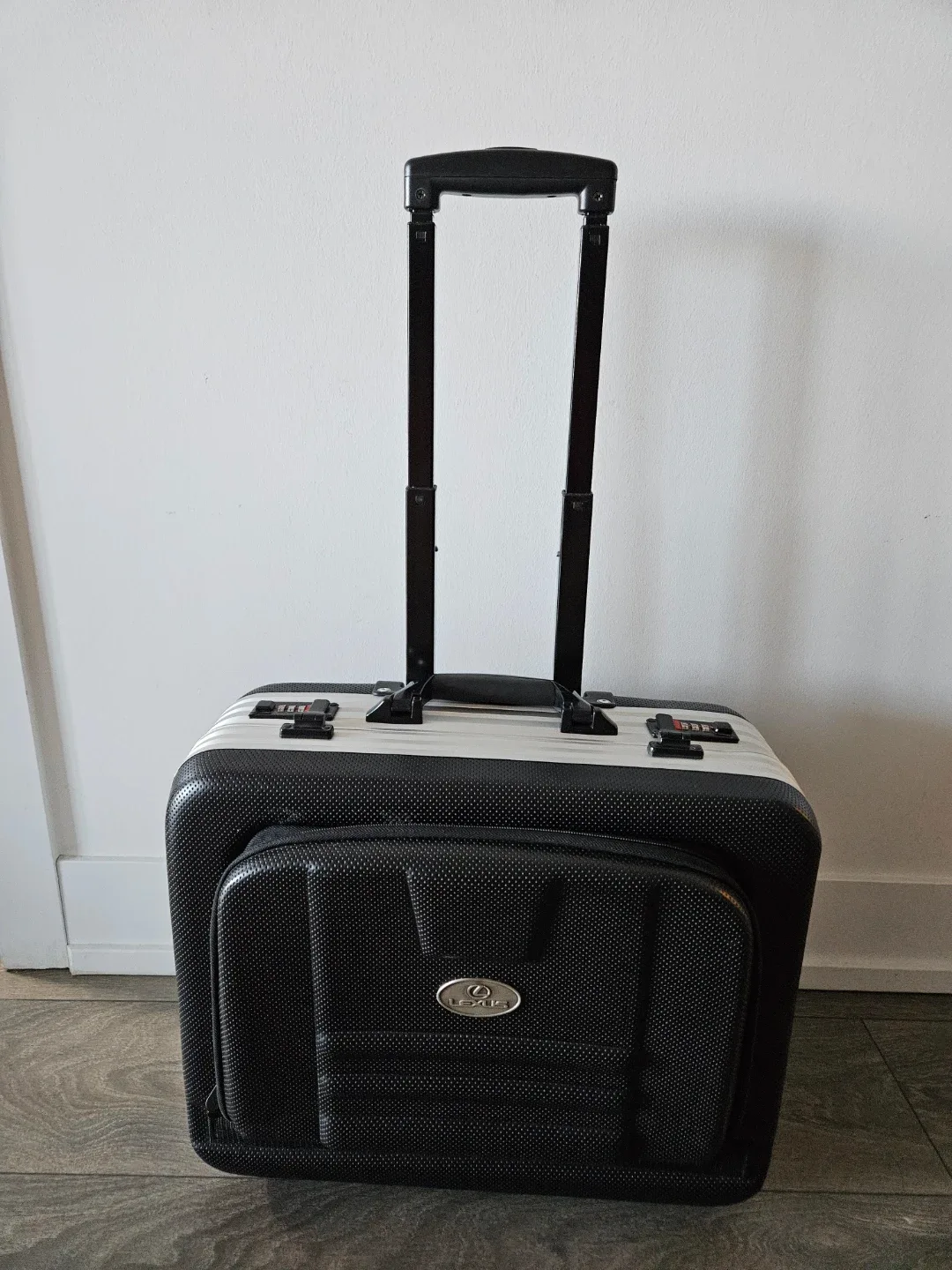 Lexus Rolling Suitcase - Black image indicator(8)