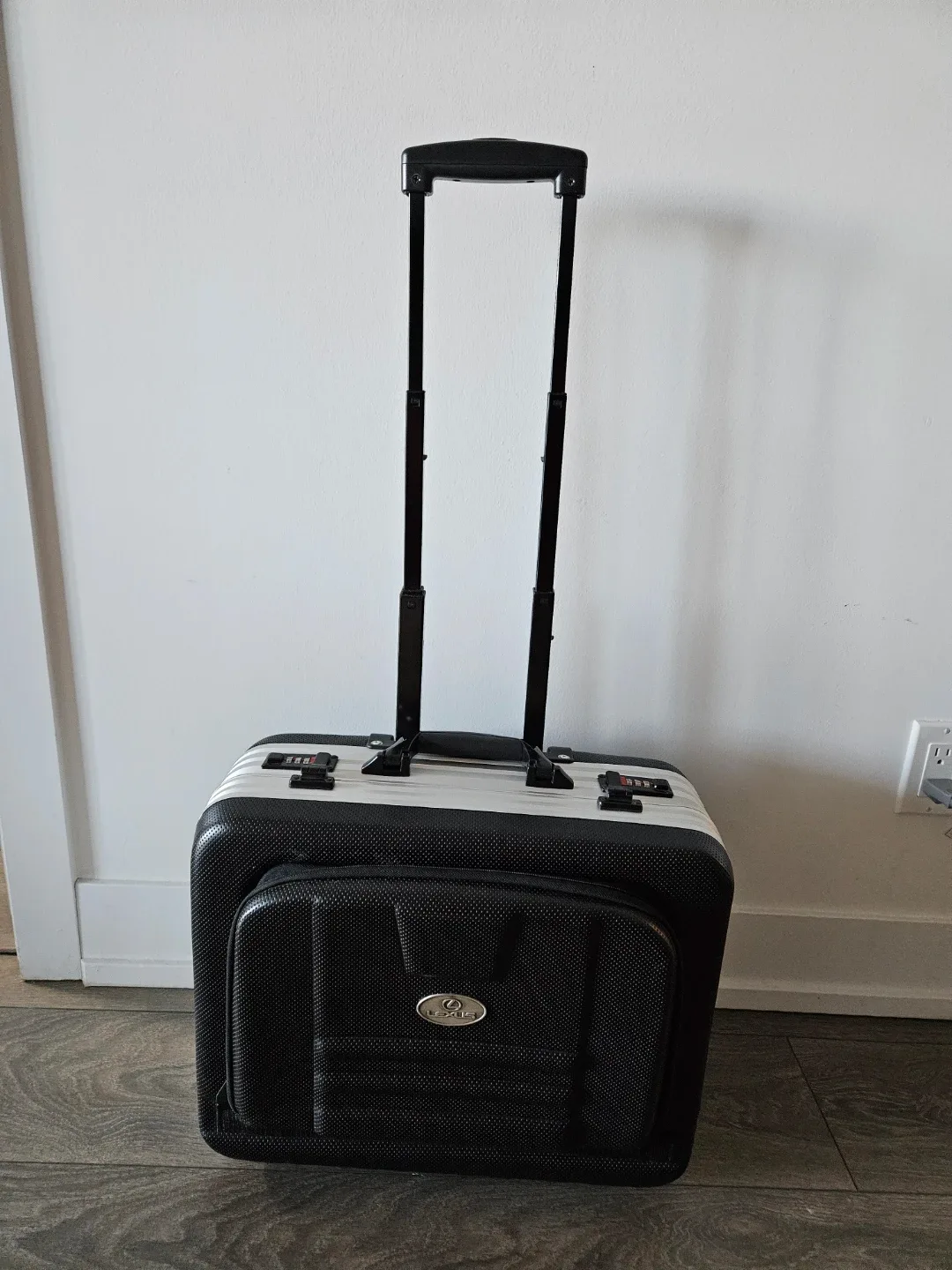 Lexus Rolling Suitcase - Black image indicator(9)
