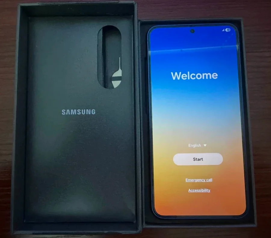 60% OFF Samsung Galaxy S25 Navy Blue 128GB AMOLED Display 50MP image indicator(2)