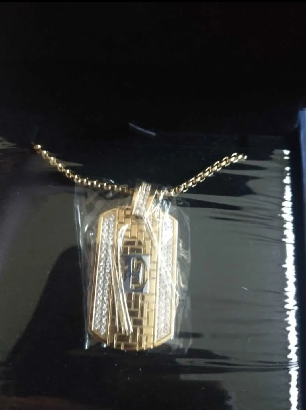 Etevon Initial Necklace (E) image indicator(3)