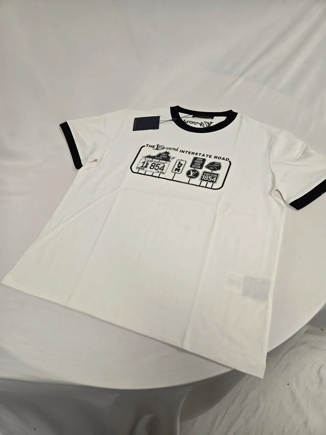 LOUIS VUITTON tee - size small