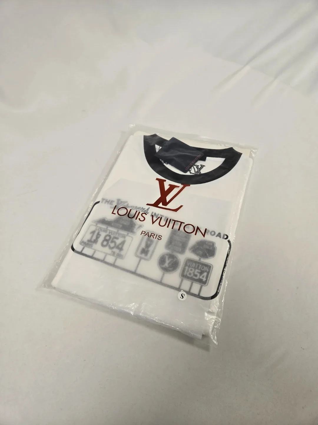 LOUIS VUITTON tee - size small image indicator(2)