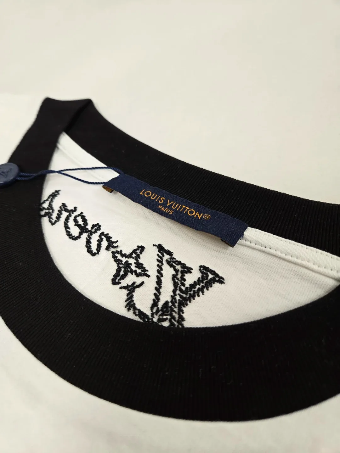 LOUIS VUITTON tee - size small image indicator(6)