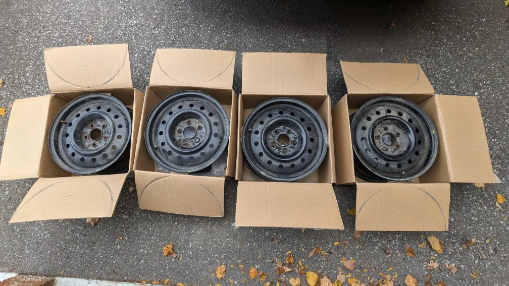 Original 16" Nissan Metal Rims with TPMS image indicator(3)