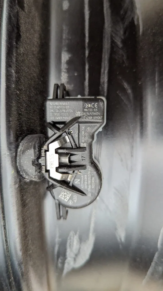 Original 16" Nissan Metal Rims with TPMS image indicator(4)